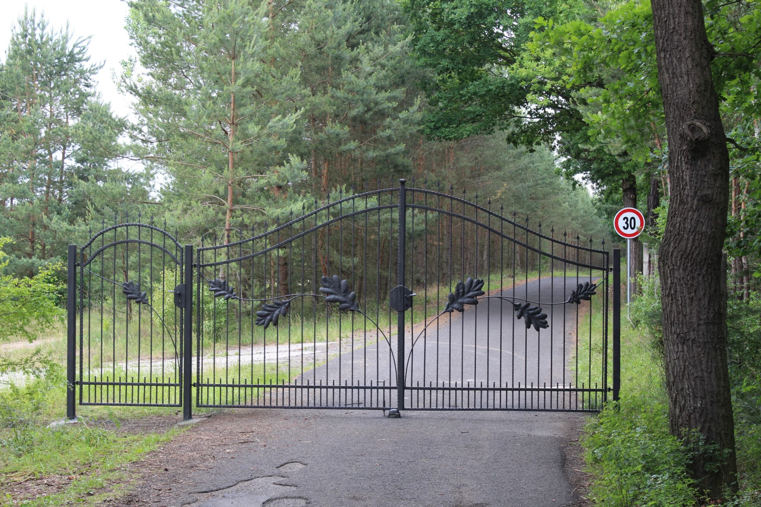 Kovaná brána lesní školky Vědomice